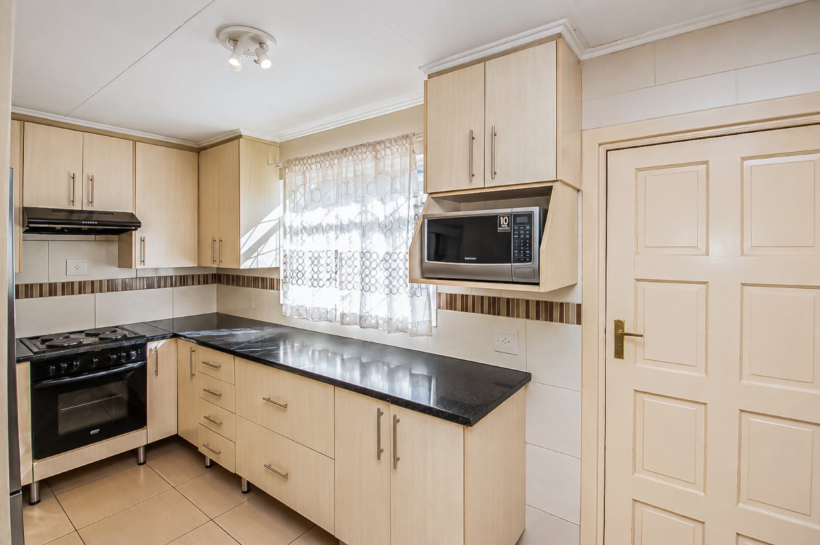 La Rochelle | Spacious 3.5 Bedroom Home with 3 Cottages
