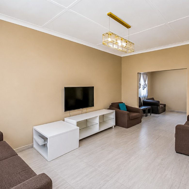La Rochelle | Spacious 3.5 Bedroom Home with 3 Cottages