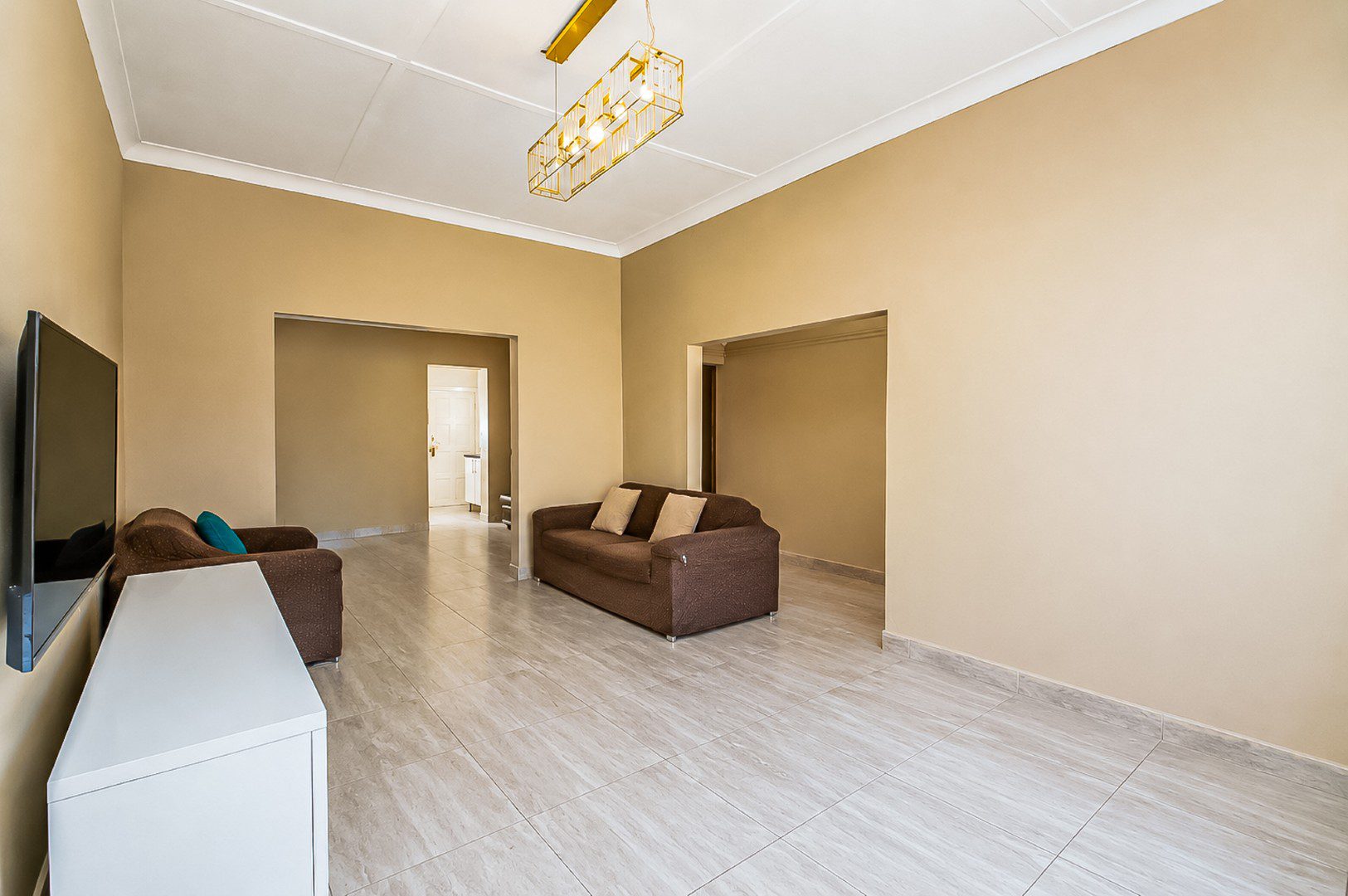 La Rochelle | Spacious 3.5 Bedroom Home with 3 Cottages