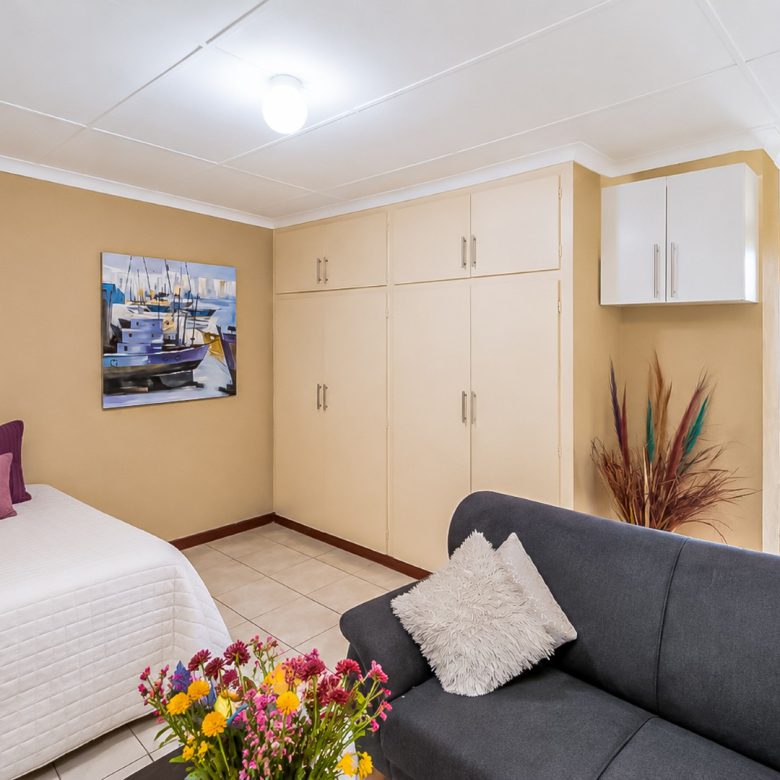 La Rochelle | Spacious 3.5 Bedroom Home with 3 Cottages