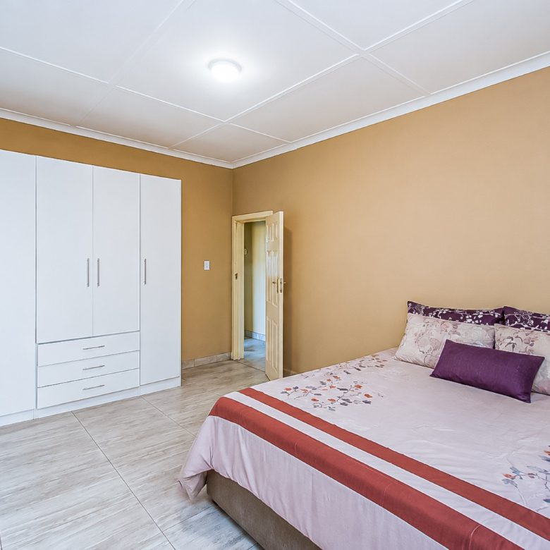 La Rochelle | Spacious 3.5 Bedroom Home with 3 Cottages