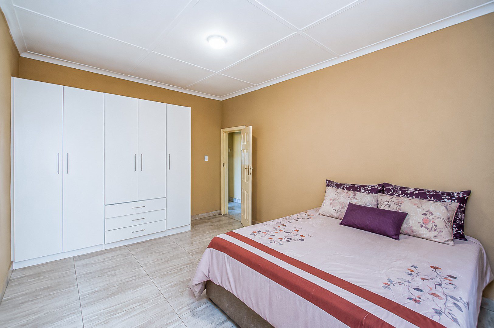 La Rochelle | Spacious 3.5 Bedroom Home with 3 Cottages