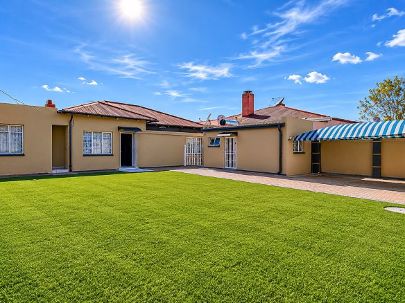 La Rochelle | Spacious 3.5 Bedroom Home With 3 Cottages