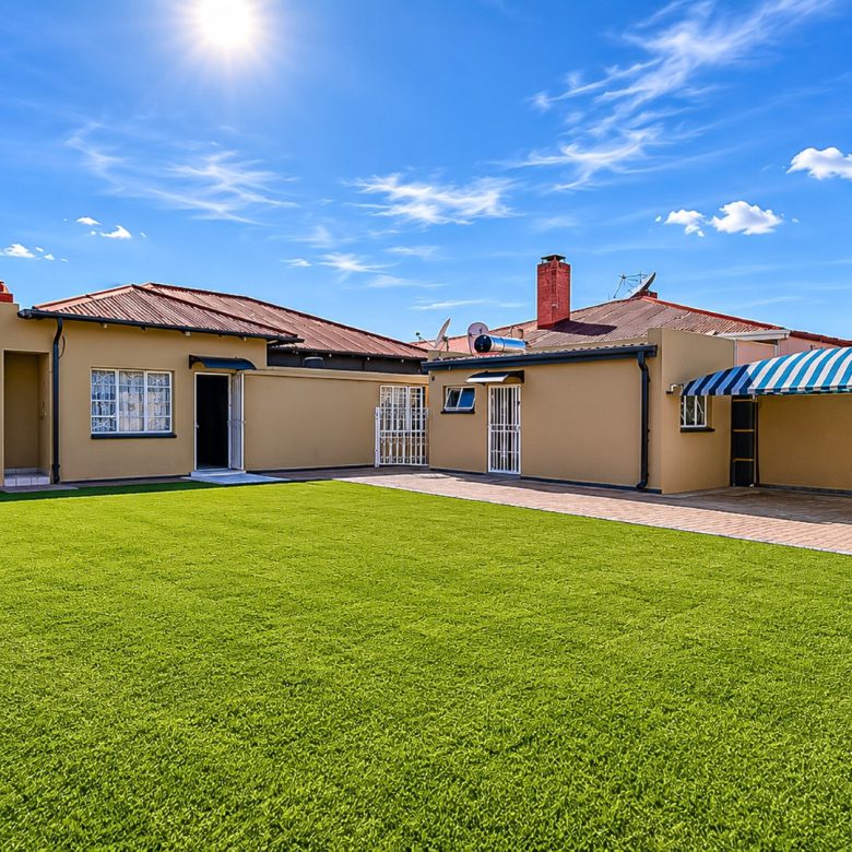 La Rochelle | Spacious 3.5 Bedroom Home with 3 Cottages