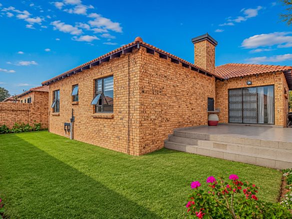 New Redruth | Pristine 3 Bedroom Full-Title Cluster Home