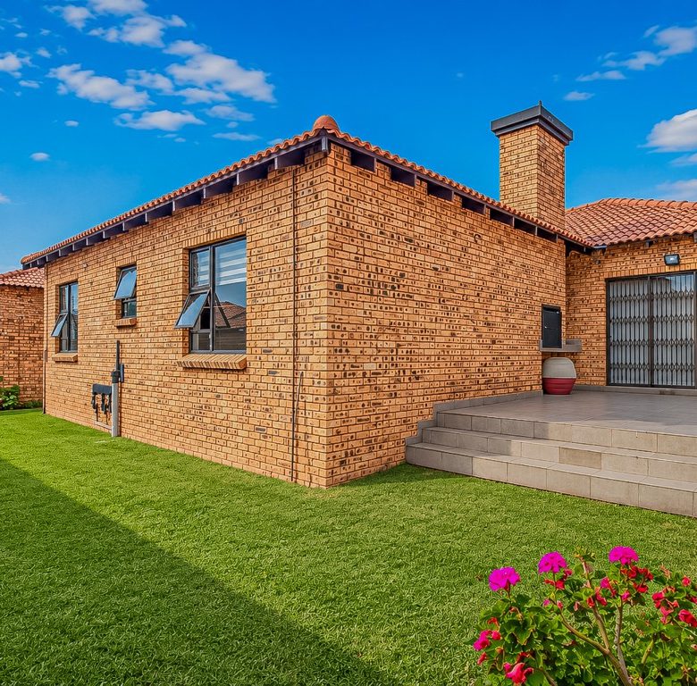 New Redruth | Pristine 3 Bedroom Full-Title Cluster Home