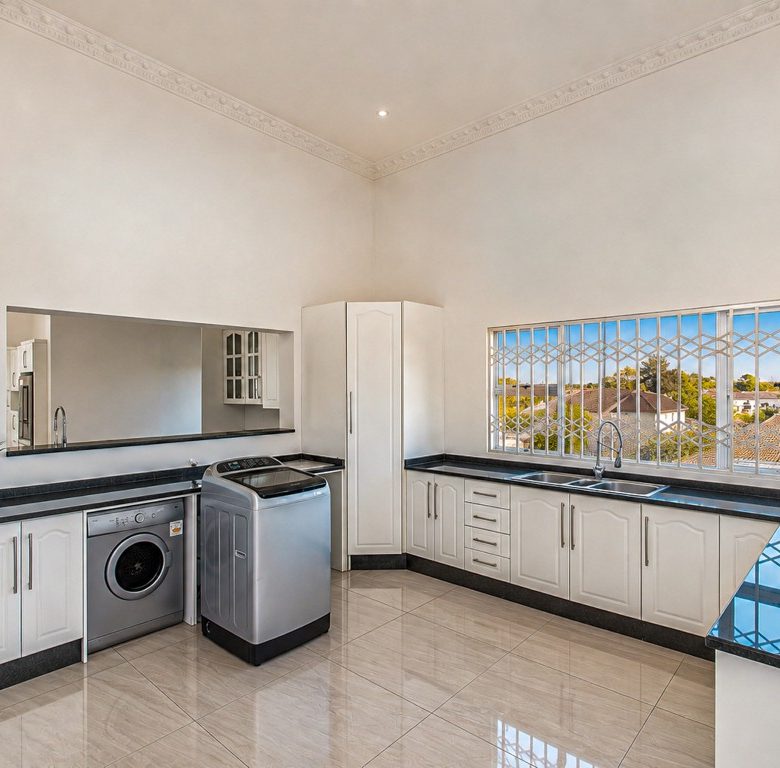 Bassonia | Luxury Mansion with Golf Course Views