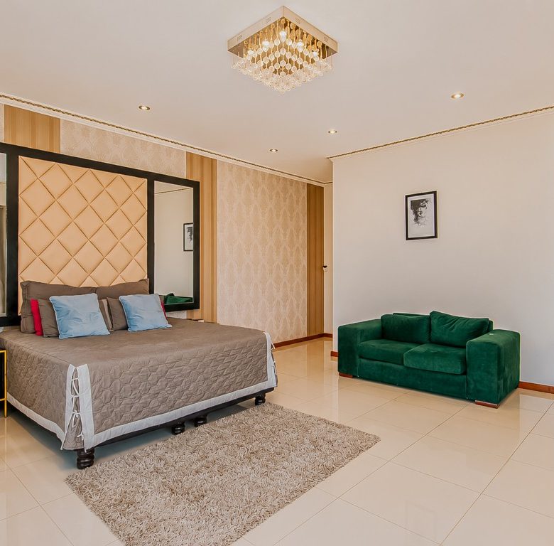 Bassonia | Luxury Mansion with Golf Course Views