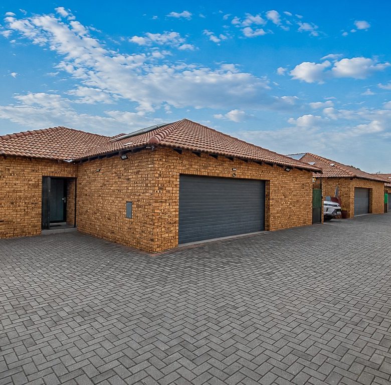 New Redruth | Pristine 3 Bedroom Full-Title Cluster Home