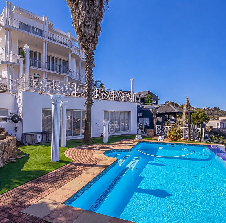Bassonia | Luxury Mansion with Golf Course Views