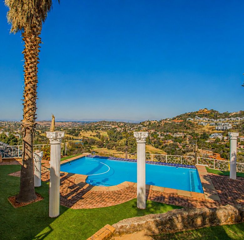 Bassonia | Luxury Mansion with Golf Course Views