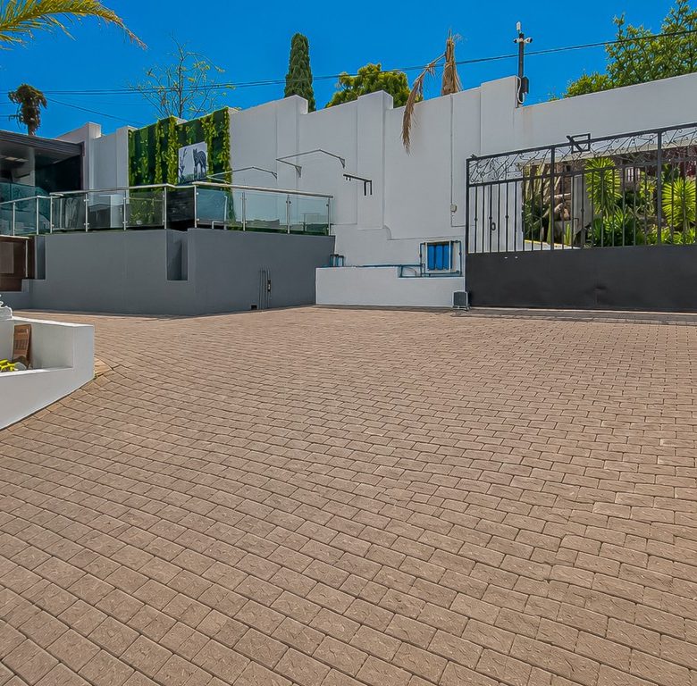 Bassonia | Luxury Mansion with Golf Course Views