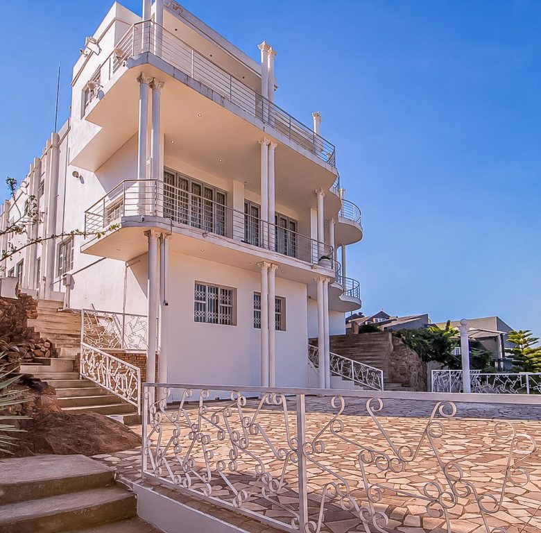 Bassonia | Luxury Mansion with Golf Course Views