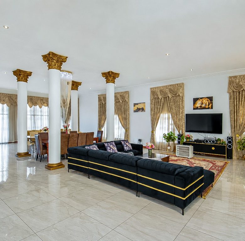 Bassonia | Luxury Mansion with Golf Course Views