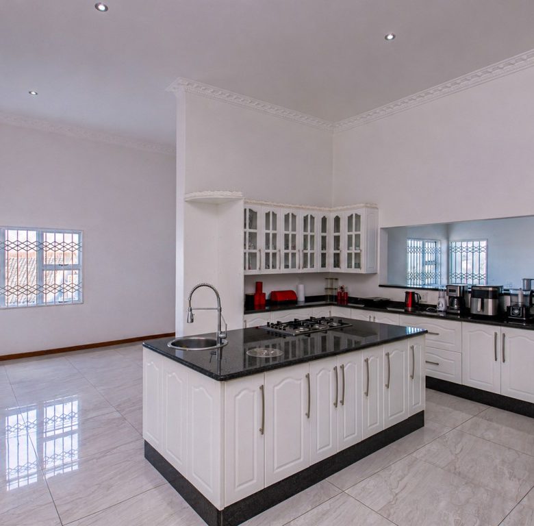 Bassonia | Luxury Mansion with Golf Course Views