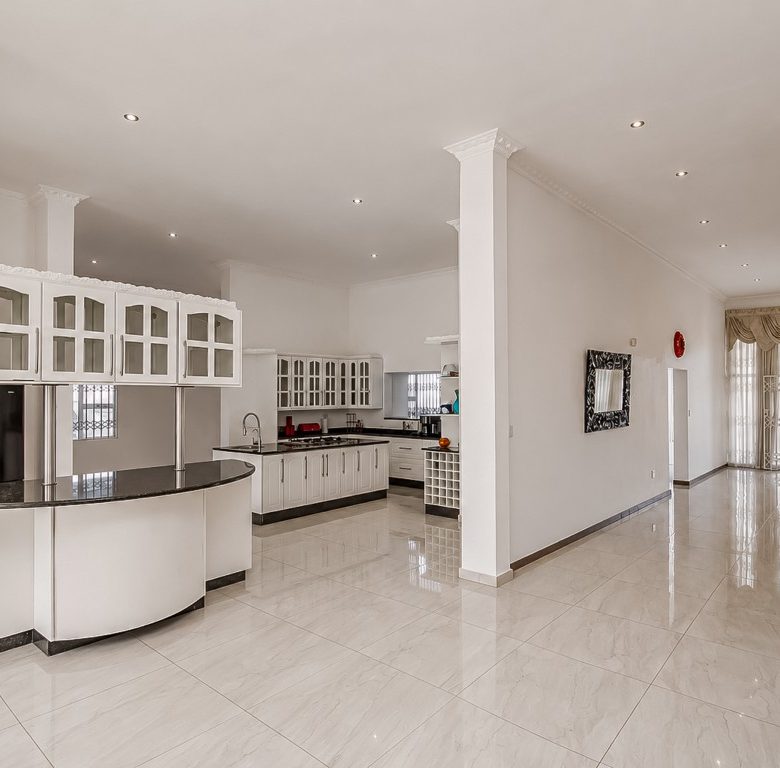 Bassonia | Luxury Mansion with Golf Course Views