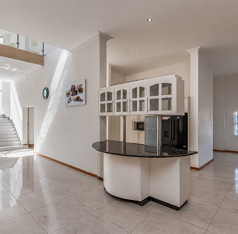 Bassonia | Luxury Mansion with Golf Course Views