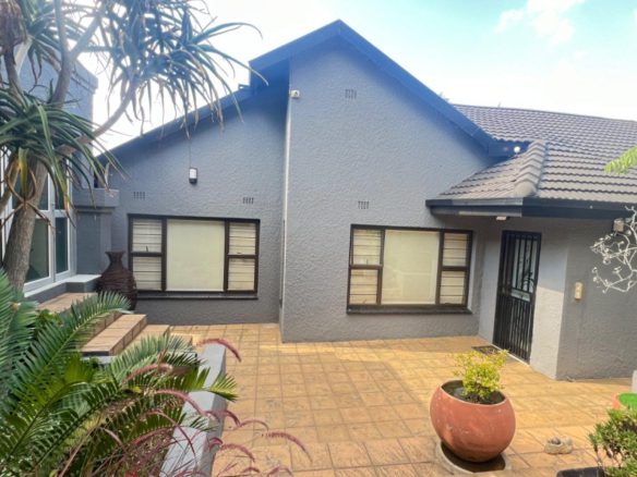 Mondeor | Exceptional 6 Bedroom Home + 2 Flatlets