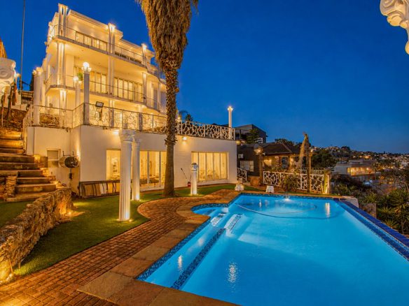 Bassonia | Luxury Mansion With Golf Course Views
