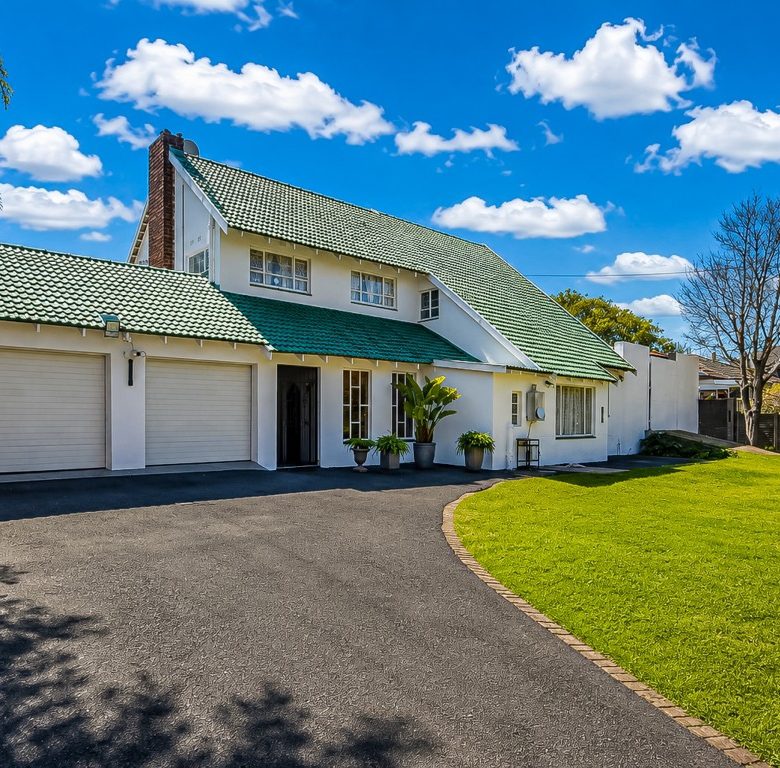 Florida, Roodepoort | 6 Bedroom Double-Storey Home