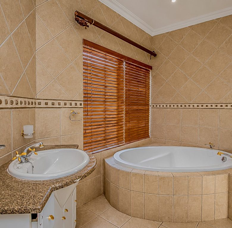 Hartbeespoort | Prestigious 4 Bedroom Golf Estate Home