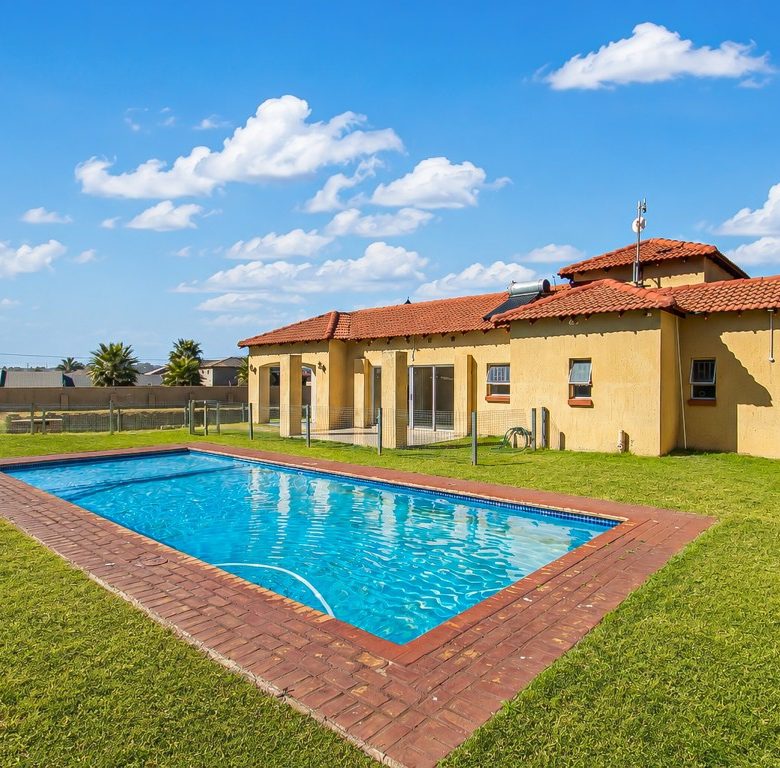 Aeroton Ext 11 | Renovated 2 Bedroom Ground Floor Apartment