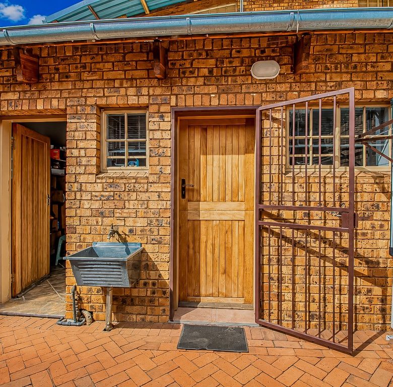 Schoemansville, Hartbeespoort | 3 Bedroom Sectional Title Home with Panoramic Dam Views