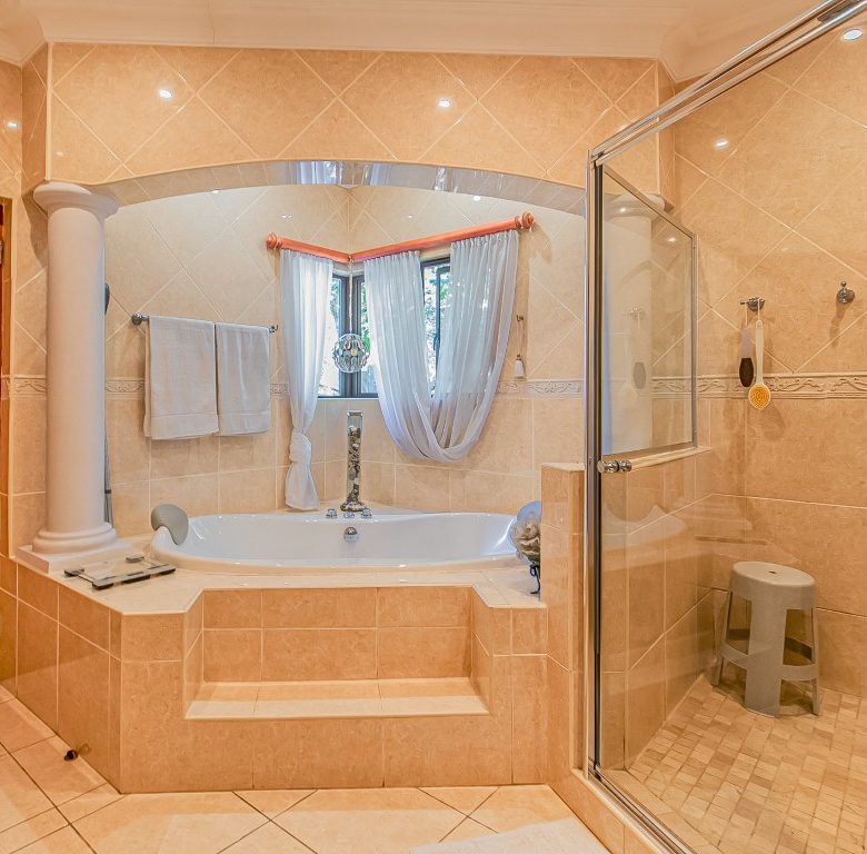 Hartbeespoort | Luxury 3-Storey 5-Bedroom Estate Home