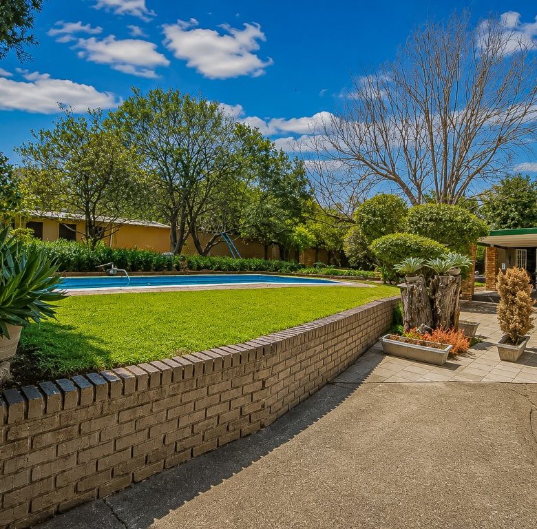 Florida, Roodepoort | 6 Bedroom Double-Storey Home