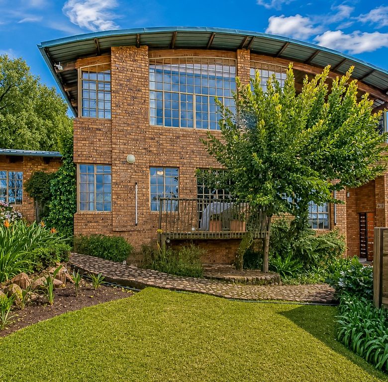 Schoemansville, Hartbeespoort | 3 Bedroom Sectional Title Home with Panoramic Dam Views