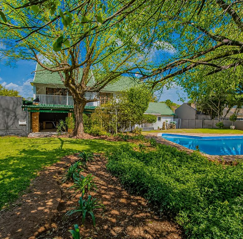 Florida, Roodepoort | 6 Bedroom Double-Storey Home