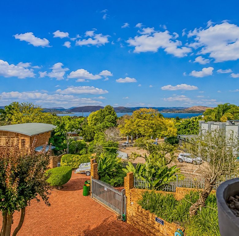 Schoemansville, Hartbeespoort | 3 Bedroom Sectional Title Home with Panoramic Dam Views