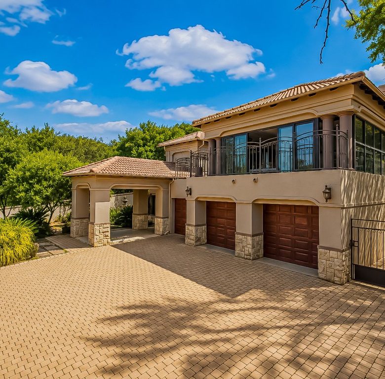 Hartbeespoort | Luxury 3-Storey 5-Bedroom Estate Home