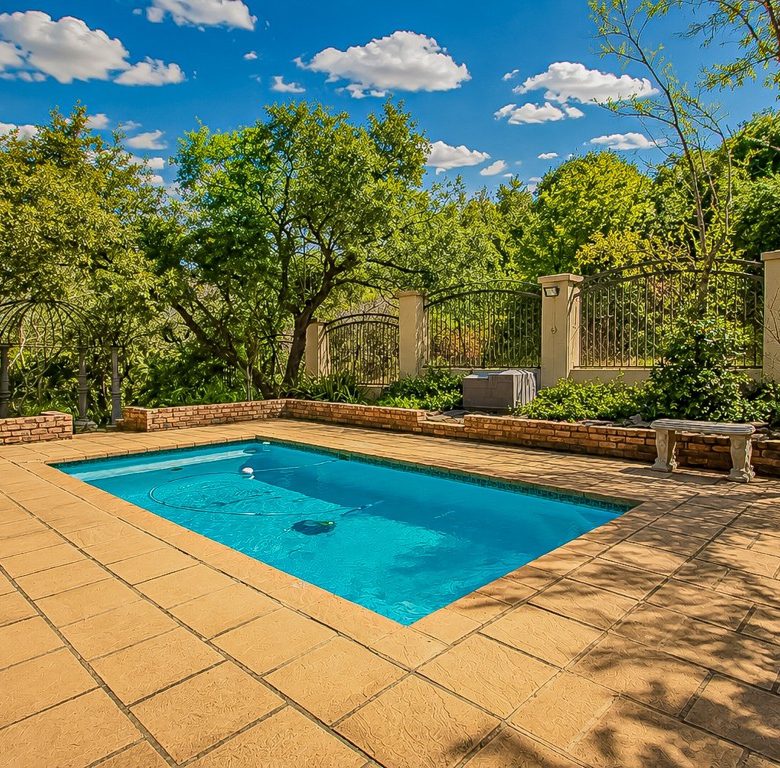 Hartbeespoort | Luxury 3-Storey 5-Bedroom Estate Home
