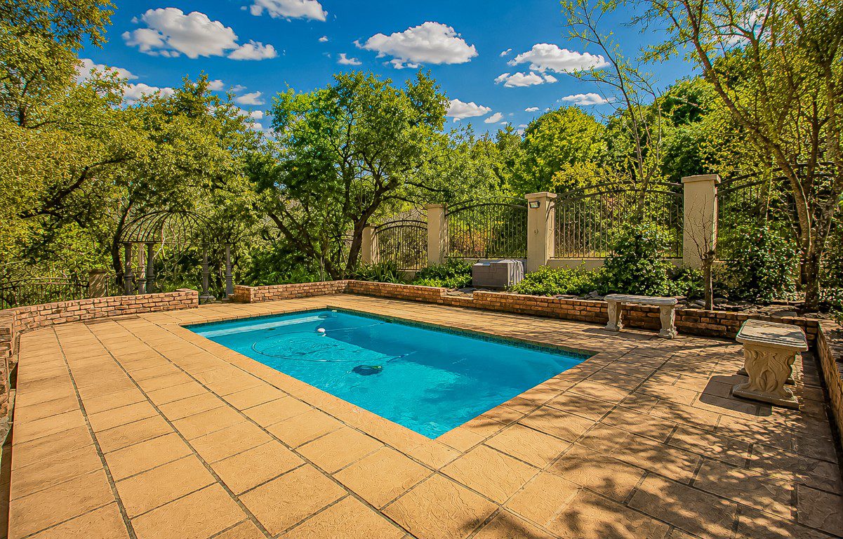Hartbeespoort | Luxury 3-Storey 5-Bedroom Estate Home