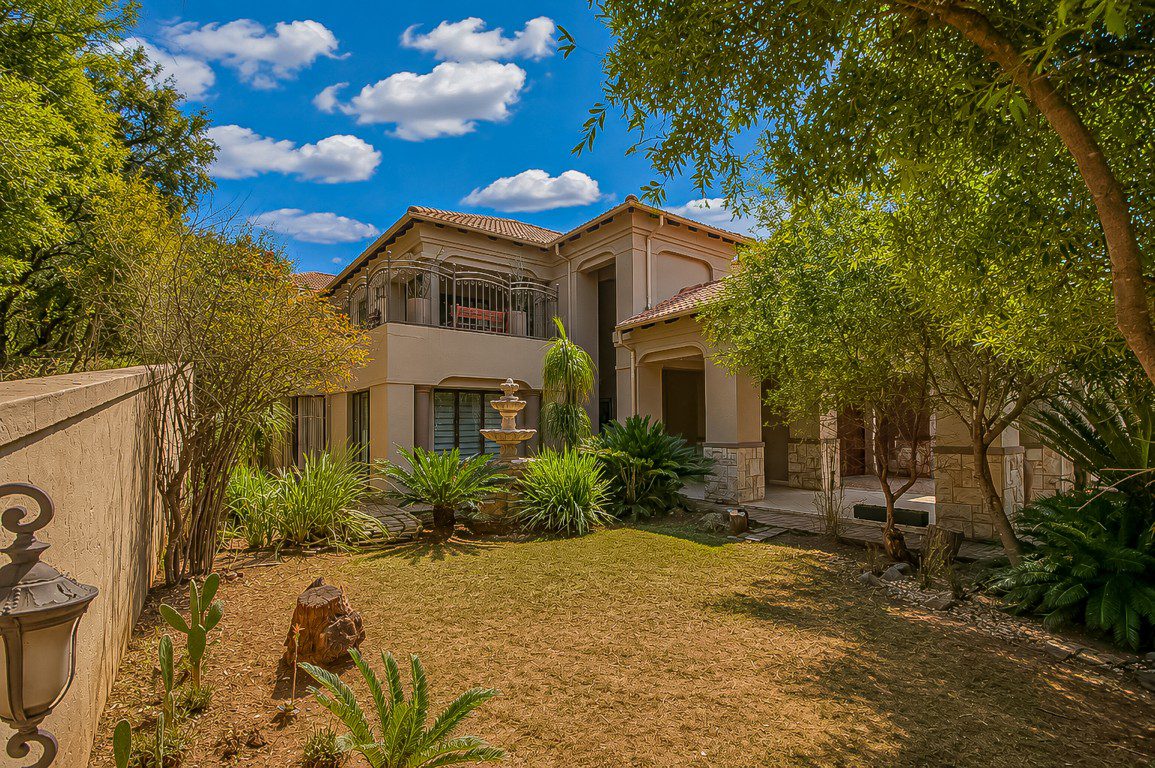 Hartbeespoort | Luxury 3-Storey 5-Bedroom Estate Home