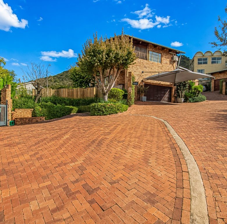 Schoemansville, Hartbeespoort | 3 Bedroom Sectional Title Home with Panoramic Dam Views