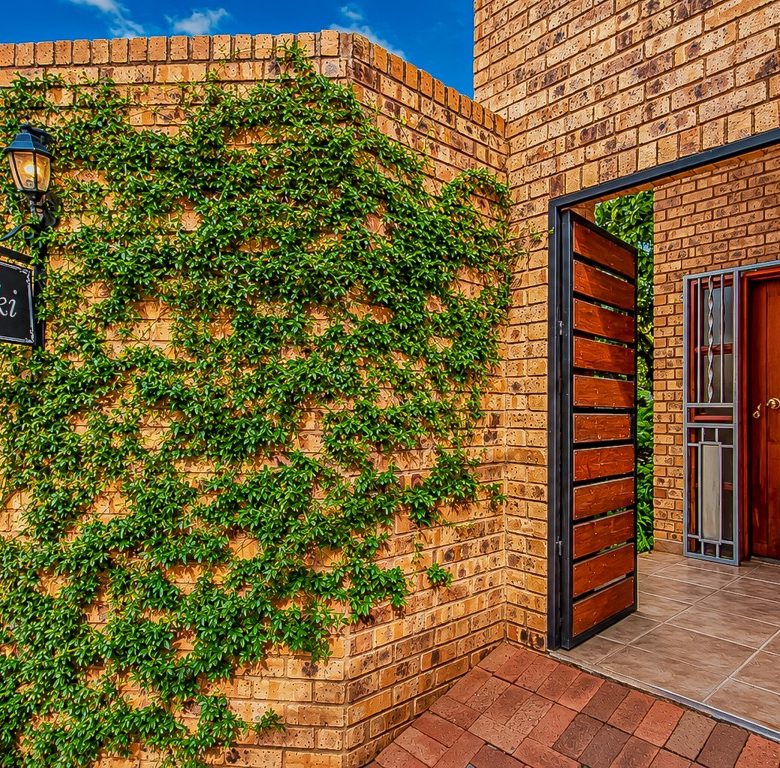 Schoemansville, Hartbeespoort | 3 Bedroom Sectional Title Home with Panoramic Dam Views