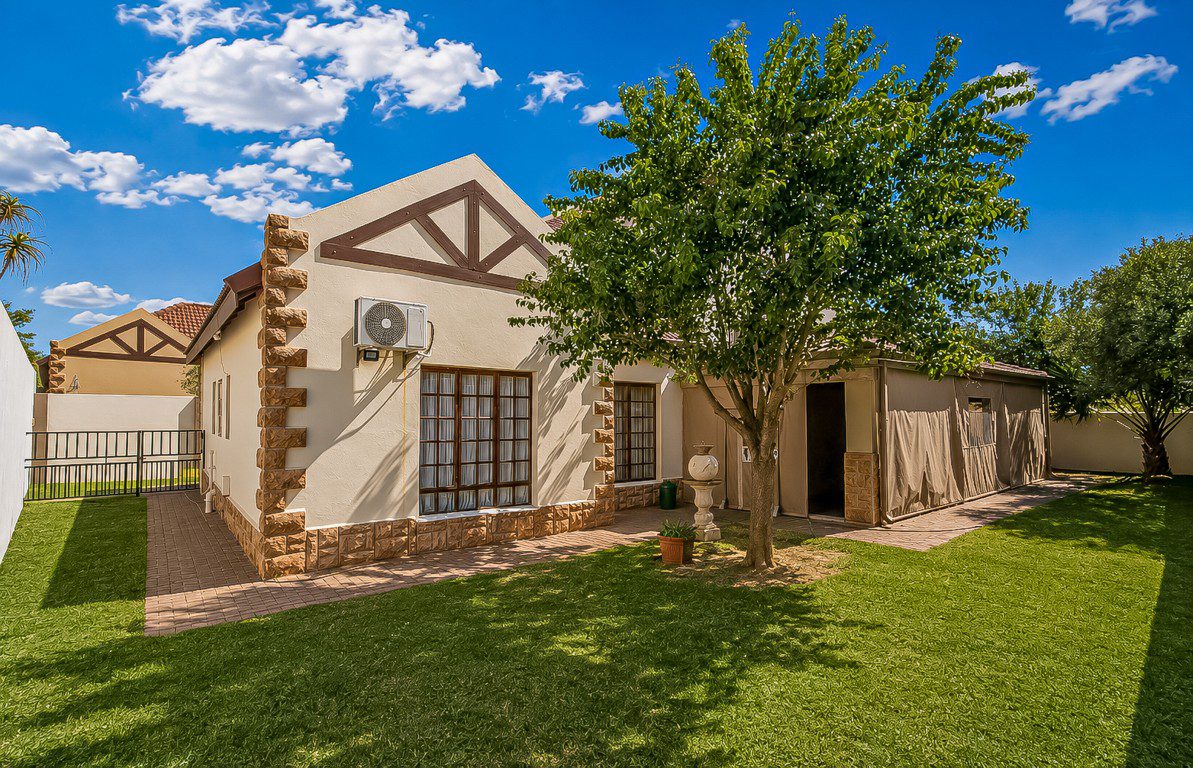 Meerhof, Hartbeespoort | Elegant Double-Storey 3 Bedroom Home in Glenivy Estate