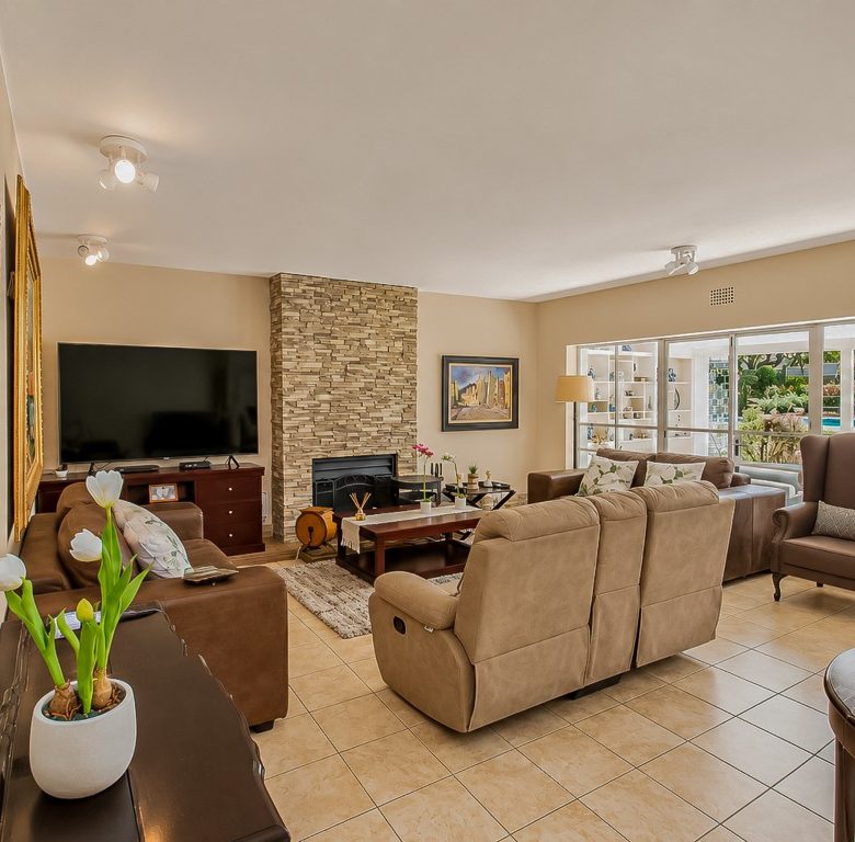 Florida, Roodepoort | 6 Bedroom Double-Storey Home