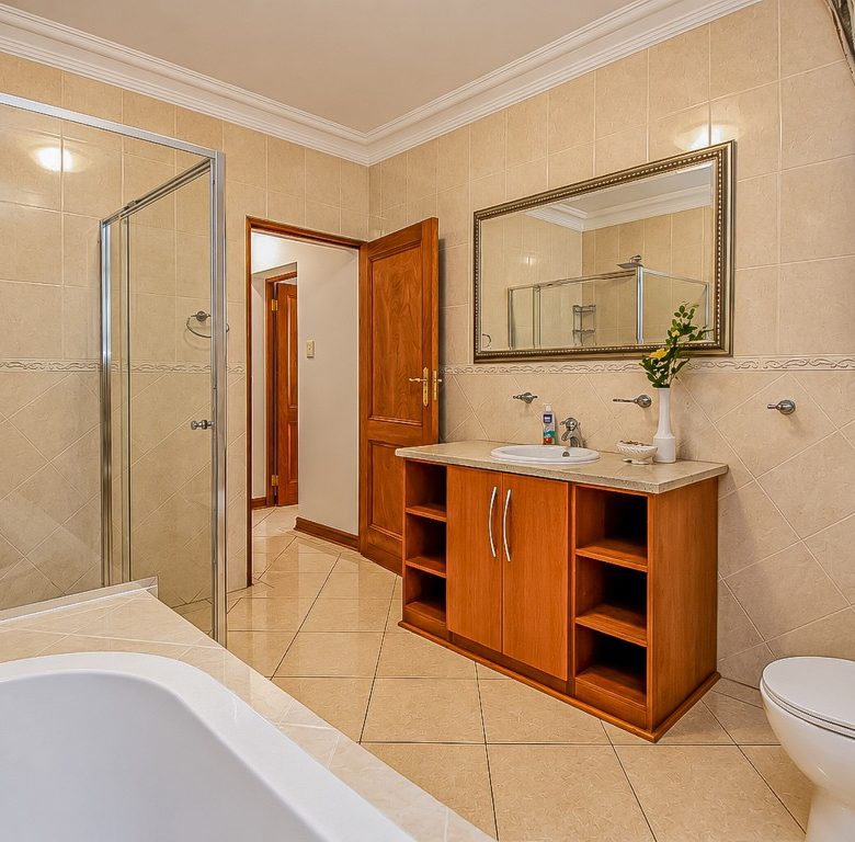 Hartbeespoort | Luxury 3-Storey 5-Bedroom Estate Home