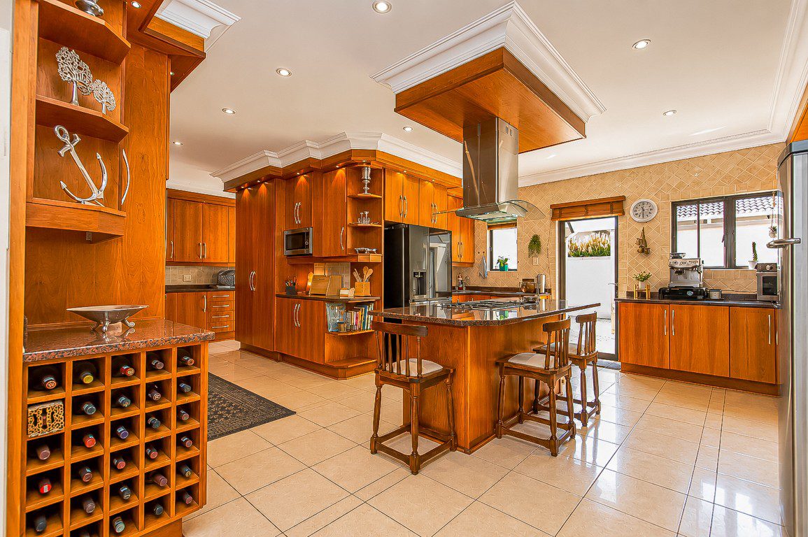Hartbeespoort | Luxury 3-Storey 5-Bedroom Estate Home
