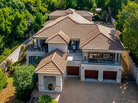 Hartbeespoort | Luxury 3-Storey 5-Bedroom Estate Home