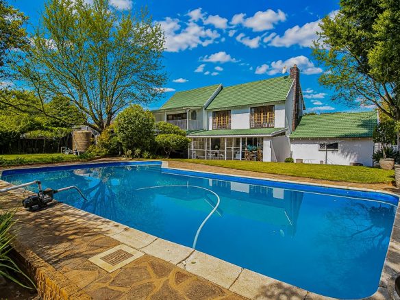 Florida, Roodepoort | 6 Bedroom Double-Storey Home