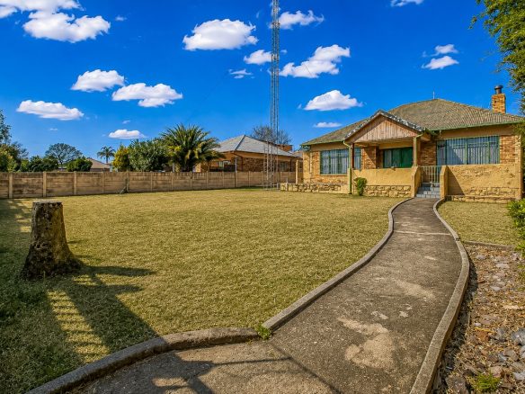 The Hill, Johannesburg South | 3 Bed Family Home, Flatlet &Amp;Amp; Workshops