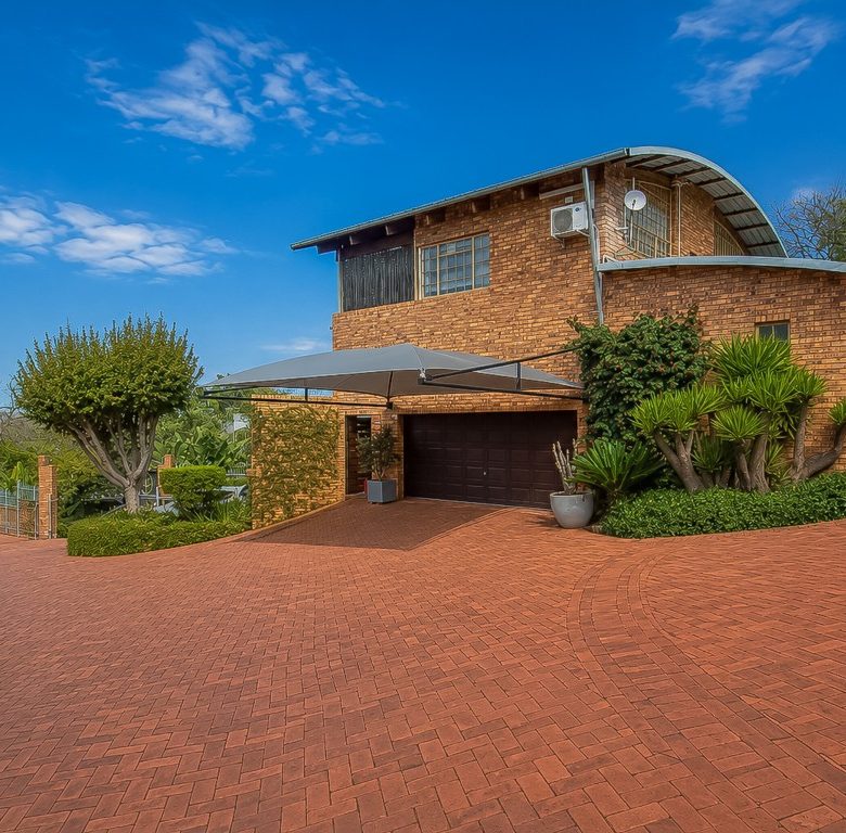 Schoemansville, Hartbeespoort | 3 Bedroom Sectional Title Home with Panoramic Dam Views