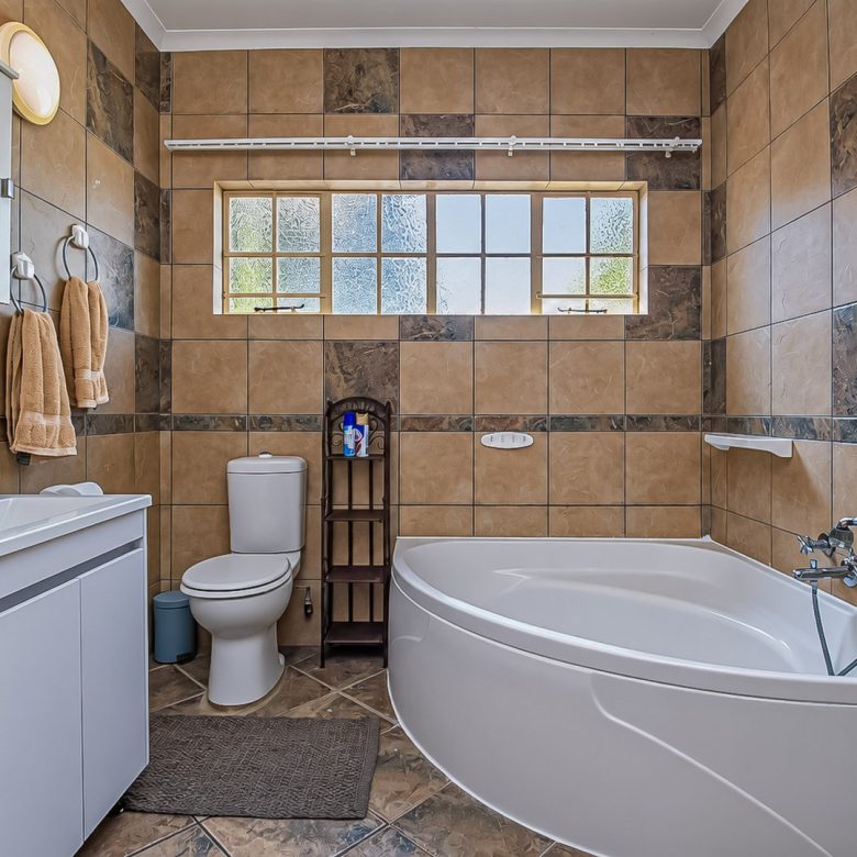 Oranjeville / Vaaldam | Multi-Dwelling Farm Home + Cottage — ~2.82 ha Skier Estate