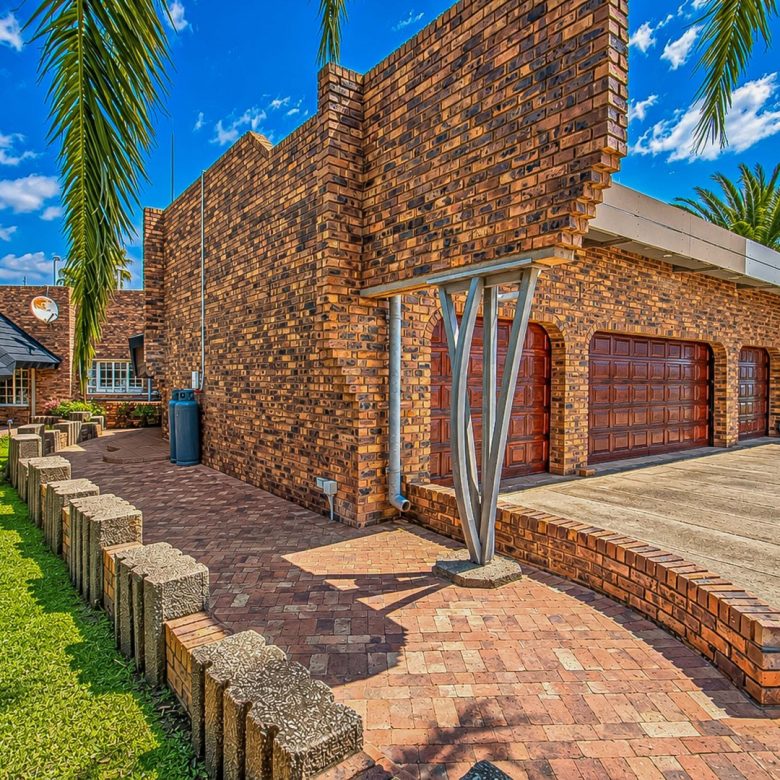 Oranjeville / Vaaldam | Multi-Dwelling Farm Home + Cottage — ~2.82 ha Skier Estate
