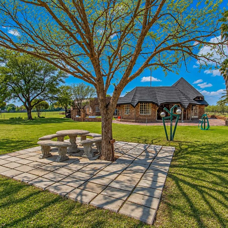 Oranjeville / Vaaldam | Multi-Dwelling Farm Home + Cottage — ~2.82 ha Skier Estate