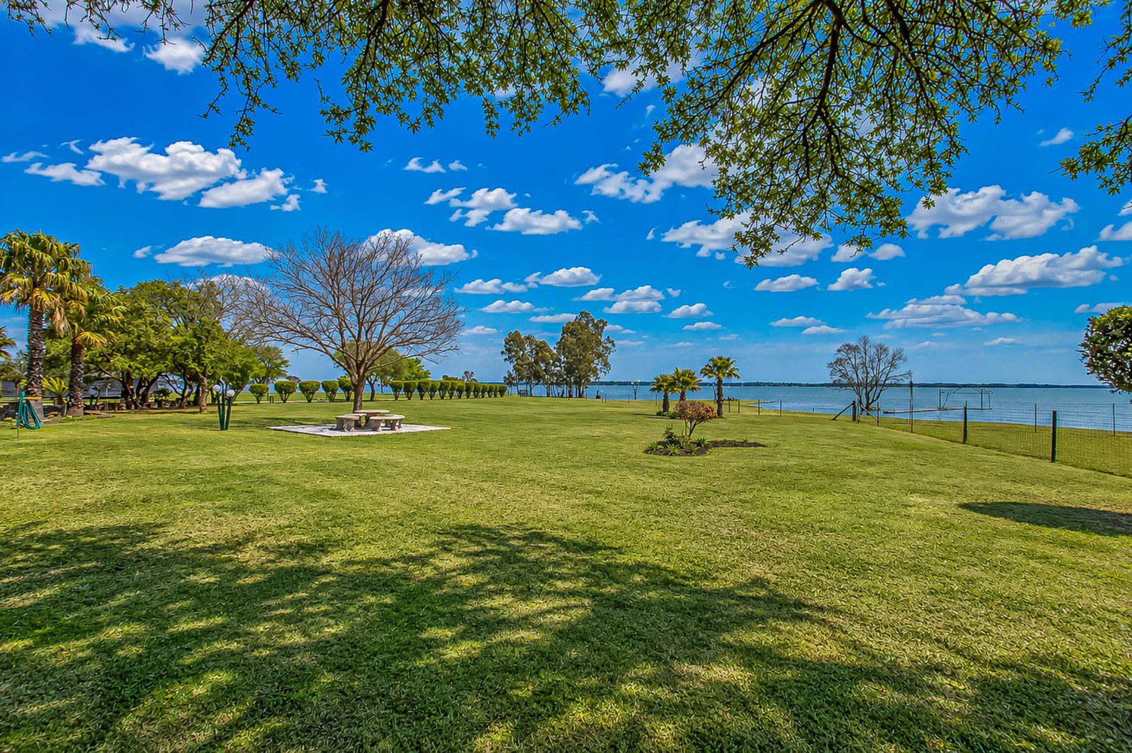 Oranjeville / Vaaldam | Multi-Dwelling Farm Home + Cottage — ~2.82 ha Skier Estate